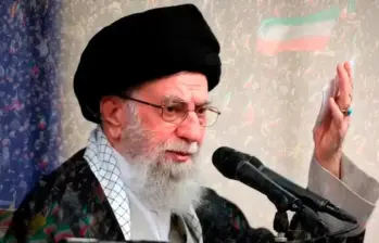 El líder supremo de Irán, Alí Jamenei, será despedido con un funeral de Estado de tres días en Teherán, Qom y Mashhad, tras su muerte en una ofensiva militar de Estados Unidos e Israel. FOTO: Redes sociales. 