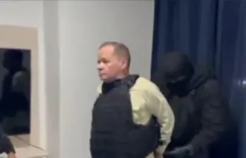El opositor venezolano Juan Pablo Guanipa fue grabado con un chaleco de balas siendo escoltado por policías encapuchados y vestidos de negro. FOTO: CAPTURA DE VIDEO