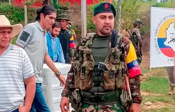 Luis Antonio Montoya Muriel (“Jhon Fiera”), registrado en un video en 2023, durante la liberación de unos secuestrados en el Nordeste de Antioquia. IMAGEN TOMADA DE VIDEO.