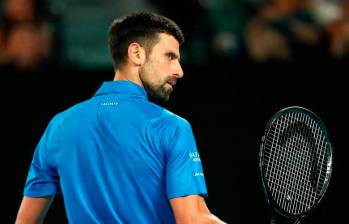 El tenista serbio Novak Djokovic se ha mostrado a favor de la medida de tener a los entrenadores cerca. FOTO: TOMADA DEL X DE @AustralianOpen