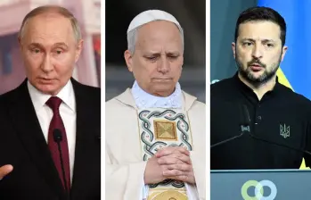 La Santa Sede ofreció acoger en el Vaticano una mesa de negociación entre Rusia y Ucrania. En la foto: El presidente de Rusia, Vladímir Putin (izq.), el papa León XIV (centro) y el presidente ucraniano Volodímir Zelenski (der.). FOTO: Getty | Xinhua 