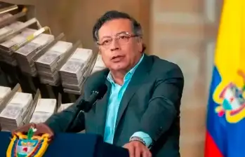 El incremento del salario mínimo golpearía con cerca de 7 billones de pesos las finanzas estatales. FOTO COLPRENSA. 