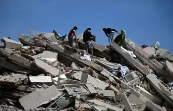 Más de 1.700 personas han muerto a causa de los derrumbes de viviendas. FOTO: AFP.