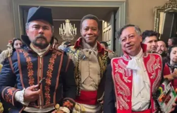 El presidente Gustavo Petro aparece como extra, sin parlamento, en una escena de la película Padilla: el ángel negro de la libertad, protagonizada por el actor estadounidense Cuba Gooding Jr.. FOTO: Redes sociales. 