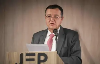 El magistrado Alejandro Ramelli estuvo presente durante la lectura de ambas sentencias para explicar su importancia y alcances. Foto: JEP.