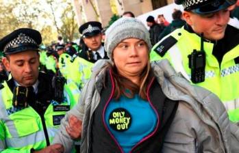 La activista ambiental Greta Thunberg fue arrestada en Londres y liberada horas después. FOTO: AFP