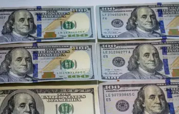 En lo que va de noviembre, la cotización del dólar ya acumula un desplome de $140. Foto: Archivo Carlos Velásquez