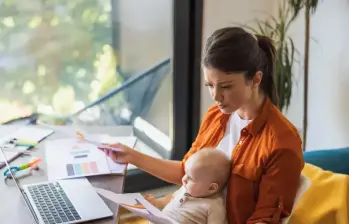 Según el Dane, durante 2024 se registraron 44.326 millones de horas dedicadas al trabajo doméstico y de cuidado no remunerado en el país. De ese total, el 75,9% fue aportado por las mujeres, mientras que los hombres participaron con el 24,1%. Foto: Depositphotos