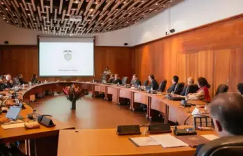 Por medio de la sentencia C-412 de 2025, la Corte estableció que todos los hijos, sin importar si son biológicos, adoptados o de crianza, serán exonerados de obligación alimentaria para sus padres en casos de maltrato. Foto: Colprensa. 