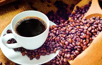 La tendencia es que los jóvenes preparan un café instantáneo con leche y canela, siguiendo una receta viral de TikTok. La Generación Z está impulsando el auge de esta bebida.