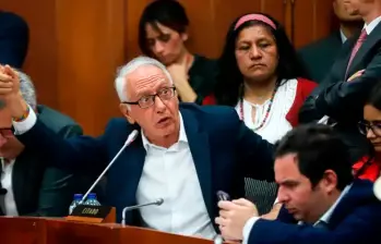 El ministro de Salud, Guillermo Jaramillo, rubricó el decreto para cambiar el sistema de salud. FOTO COLPRENSA