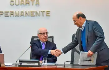 El ministro de Hacienda, Germán Ávila, y el gerente del Banco de la República, Leonardo Villar, se reencontraron en el Congreso tras semanas de tensiones por las decisiones sobre tasas de interés. FOTO: CORTESÍA