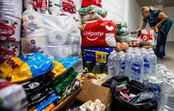 Entre los productos que se están solicitando se encuentran agua, arroz, aceite, pastas, legumbres, alimentos enlatados, harinas, panela, chocolate, avena, leche y productos listos para consumir. FOTO: Julio César Herrera