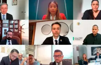 En este proceso hay diez funcionarios acusados, incluido el exalcalde Quintero (centro) lo mismo que tres particulares. Esta es una escena de la audiencia de imputación. IMAGEN CONGELADA DE AUDIENCIA
