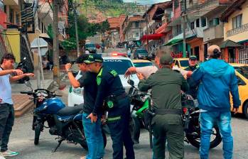 La Policía adelanta patrullajes y requisas especiales en Manrique (procedimiento de la imagen) y Robledo. Foto: Cortesía