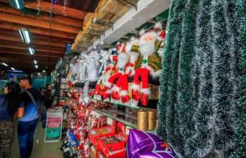 El comercio también ofrece regalos navideños, especialmente para los menores. FOTO: Camilo Suárez.