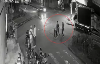 Un conductor del taxi arrolló a 11 personas, entre ellas cuatro menores de edad, en el barrio La Sierra, localidad de San Cristóbal, en Bogotá. FOTO: REDES SOCIALES