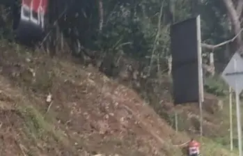 Un cilindro con bandera del ELN fue hallado en las vías de Bucaramanga este 16 de diciembre. FOTO: REDES SOCIALES