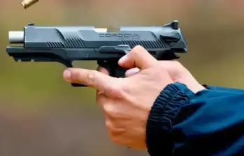 El Decreto 1368 de 2026 levantó la suspensión general de los permisos para portar armas en el país. FOTO: Colprensa