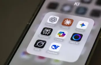 Si bien la mayoría de los usuarios opta por una sola plataforma de IA para uso personal o laboral, entre opciones como ChatGPT, Gemini, Claude, Perplexity, Copilot y Midjourney, el costo puede oscilar entre $30.833 y $990.000 al mes. FOTO: AFP.