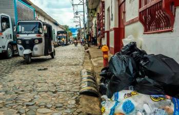 Las basuras todavía siguen represadas en las calles del turístico municipio antioqueño. FOTO: MANUEL SALDARRIAGA
