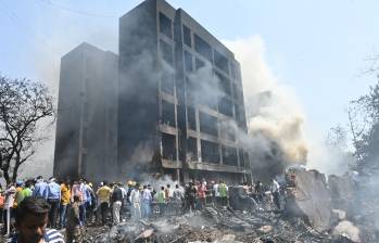 El avión siniestrado en India cayó sobre una residencia de estudiantes del BJ Medical College, una facultad de medicina de la ciudad de Ahmedabad. FOTO: REDES SOCIALES