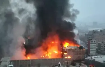 Más de 34 unidades de bomberos luchan por controlar el gran incendio en la zona conocida como jirón Cangallo, en la capital de Perú. FOTO: CAPTURA DE VIDEO