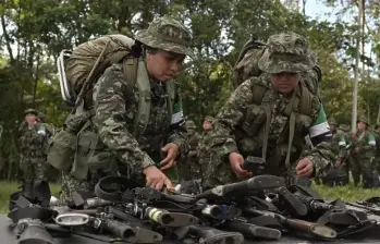 El jueves 18 de junio, 99 integrantes de la Coordinadora Nacional Ejército Bolivariano (CNEB), una estructura armada compuesta por la Coordinadora Guerrillera del Pacífico y los Comandos de Frontera, ingresaron a una Zona de Ubicación Temporal (ZUT) en Valle del Guamuez, Putumayo, como parte de los avances del proceso de Paz Total. FOTO: COLPRENSA.
