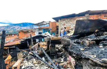 Un incendio arrasó con una casa del barrio Andalucía, en la comuna 3 de Medellín; también varias viviendas vecinas fueron afectadas. Foto: Camilo Suárez