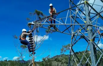 XM informó avances en el restablecimiento del servicio de energía en las regiones afectadas por el sismo del 10 de agosto. FOTO EL COLOMBIANO. 