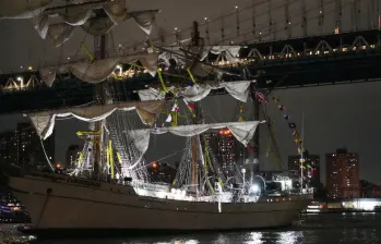 Sitio de la colisión del buque escuela Cuauhtémoc de la Armada de México con el Puente de Brooklyn, en Nueva York, Estados Unidos. FOTO: Xinhua