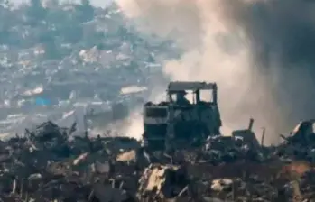 Equipos de emergencia y civiles removían escombros en Beirut tras una nueva jornada de bombardeos israelíes. FOTO: AFP