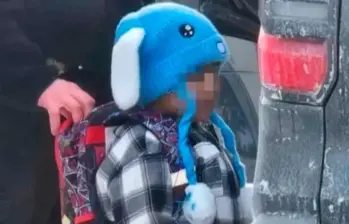 Liam Conejo, de cinco años, fue liberado junto a su padre tras permanecer varios días bajo custodia de ICE en un centro de detención en Texas. FOTO: AFP. 