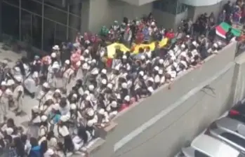 La minga indígena en las inmediaciones del Departamento Nacional de Planeación (DNP), previo a las movilizaciones del 1 de mayo. FOTO: CAPTURA DE VIDEO