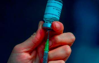 Miles de colombianos fueron vacunados con la inoculación desarrollada por la empresa británica. FOTO: GETTY 