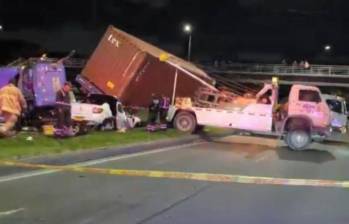 Un padre y su hijo fueron víctimas de un accidente en Bogotá. FOTO: Captura de video 