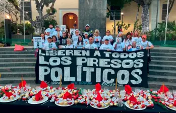 Pese a las liberaciones, persisten más de 700 presos políticos y continúan nuevas detenciones, lo que refuerza las denuncias de una estrategia represiva de “puerta giratoria”. FOTO: Tomada de X @clippve