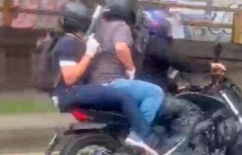 Un ciudadano grabó el momento en el que los sicarios escapaban en una motocicleta, luego de perpetrar el asesinato. FOTO: TOMADA DE VIDEO.