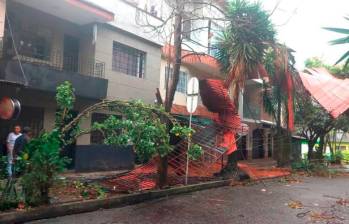 La ventisca produjo el desprendimiento de algunos techos en Envigado. FOTO: Cortesía