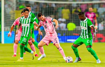 Al momento de su salida, el estadio volvió a rendirse a sus pies. Los asistentes corearon su nombre mientras el argentino, en gesto de agradecimiento, aplaudió y recorrió el centro del campo saludando a quienes llegaron para verlo. Foto: Camilo Suárez