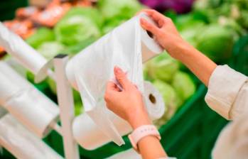 Los rollos de bolsas vacías para llevar alimentos a granel son uno de los seis plásticos que están prohibidos desde este 7 de julio. FOTO: Shutterstock