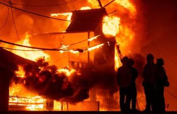 Poderosos incendios arrasan comunidades alrededor de Los Ángeles, en la costa oeste de Estados Unidos. Foto: Getty