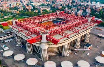 En el estadio San Siro hacen las veces de local el Milan y el Inter. El escenario es uno de los más incónicos del fútbol europeo. FOTO: TOMADA DEL TWITTER DE @Gazzetadelmilan