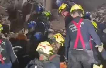 FOTO: Carlos Esteban Rebolledo fue rescatado con vida tras permanecer varias horas atrapado bajo los escombros en Cali, luego del terremoto de magnitud 7,4 que sacudió a Colombia. El operativo estuvo a cargo de organismos de emergencia y Bomberos de Bogotá. Captura de video