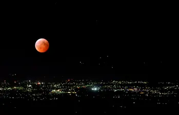 El eclipse lunar total del 7 de septiembre de 2025 no será visible en Colombia, pero podrá seguirse en línea desde África, Asia y Oceanía. FOTO Getty