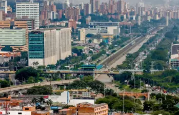 La ley de financiamiento encarecería la vida diaria de cerca de 898.000 personas que, según el Dane, pertenecen a la clase media de Medellín y su área metropolitana. FOTO: Juan Antonio Sánchez.