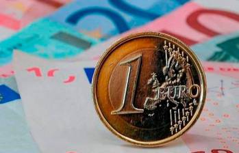 Las casas de cambio venden dólares a $4.239 en promedio, mientras que el euro lo venden a $4.471. FOTO: AFP
