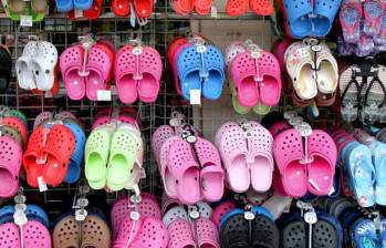 Crocs sigue buscando que se reconozca su derecho exclusivo sobre la forma de sus zapatillas y se prohíba la comercialización de modelos similares. FOTO: iStock 