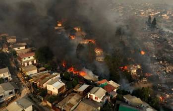 Vista aérea del incendio forestal que afecta a los cerros de la ciudad de Viña del Mar en el sector de las Pataguas, Chile. Foto: AFP. 