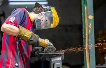 Al desagregar por sexo, se evidencia una diferencia significativa entre hombres y mujeres. La tasa de desocupación para los hombres fue de 7,4%, mientras que para las mujeres alcanzó el 11,7%, lo que refleja una brecha de género de 4,3 puntos porcentuales. Foto: El Colombiano